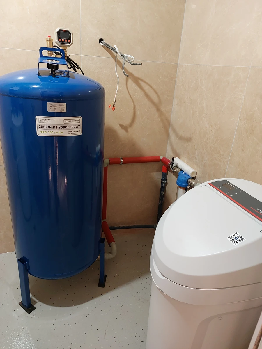 Stacja uzdatniania wody z hydroforem 200l i automatycznym zmiękczaczem