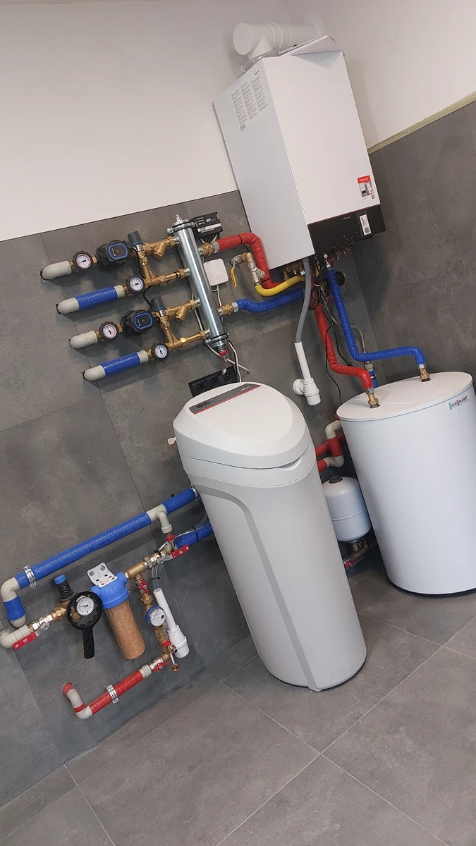 Stacja uzdatniania wody z filtrem i zmiękczaczem podłączona do instalacji hydraulicznej